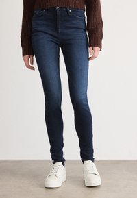 Узкие джинсы