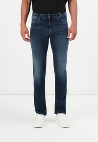 Узкие джинсы