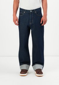 Прямые джинсы