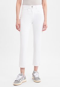 Короткие джинсы