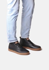 Ботинки на шнуровке