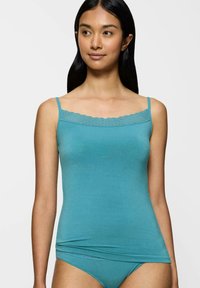 Топ на бретельках