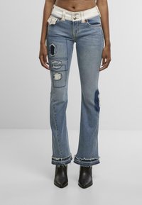 Клешеные джинсы