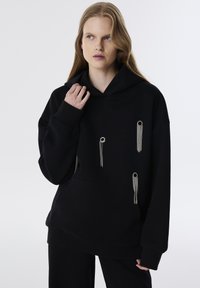 Пуловер с капюшоном