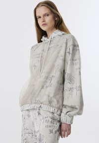 Пуловер с капюшоном