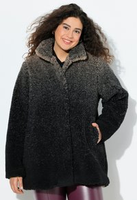 Короткое пальто