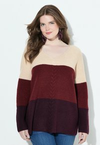 Пуловер в полоску