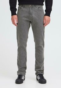 Узкие джинсы