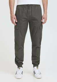 Брюки с накладными карманами