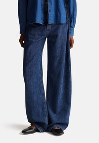 Клешеные джинсы