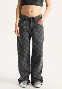 Прямые джинсы