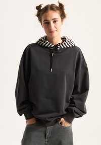 Пуловер с капюшоном Пуловер с капюшоном