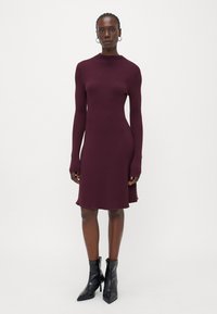 Вязаное платье