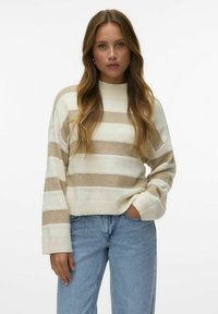 Пуловер в полоску