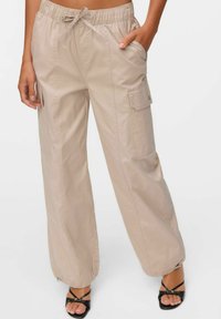 Брюки с накладными карманами