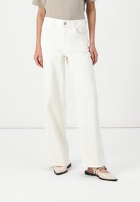 Клешеные джинсы