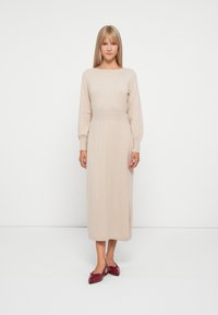 Вязаное платье