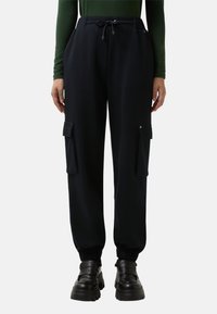 Брюки с накладными карманами Брюки с накладными карманами