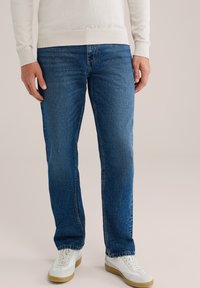 Прямые джинсы