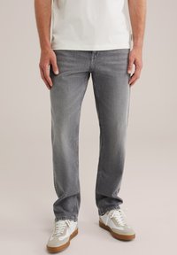 Прямые джинсы