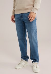 Прямые джинсы