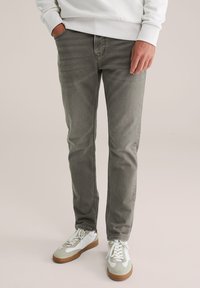 Узкие джинсы