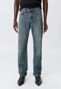 Прямые джинсы