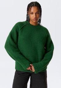 Пуловер в полоску