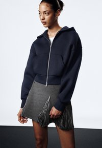 Пуловер с капюшоном