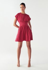 Короткое платье