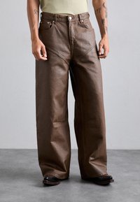 Прямые джинсы