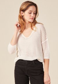 Пуловер с вырезом V