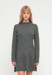 Вязаное платье