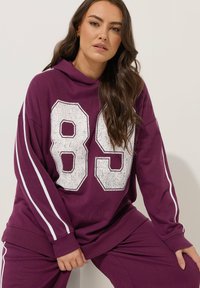 Пуловер с капюшоном