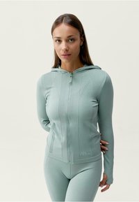 Спортивная куртка