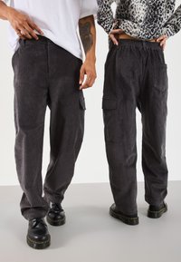 Брюки с накладными карманами Брюки с накладными карманами