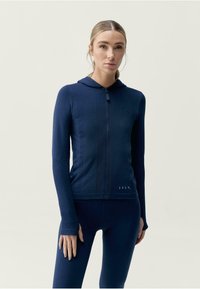 Спортивная куртка