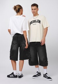 Короткие джинсы