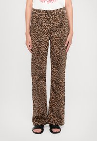 Прямые джинсы