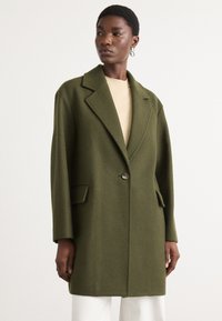 Короткое пальто