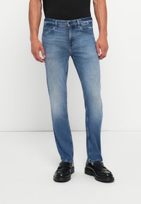 Узкие джинсы