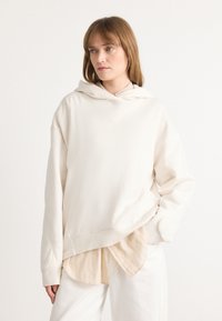 Пуловер с капюшоном