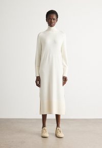 Вязаное платье