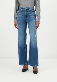 Прямые джинсы