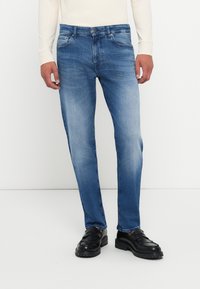 Прямые джинсы