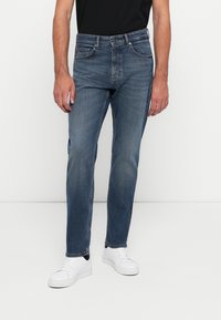 Прямые джинсы