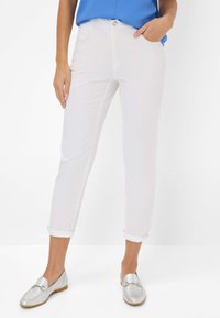 Короткие джинсы