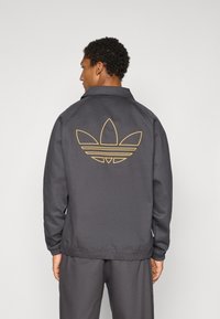 Спортивная куртка