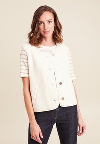 Вязаный жилет