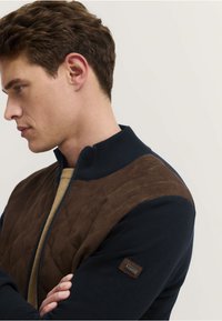 Вязаная кофта